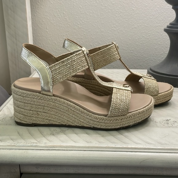 Vionic Gold wedge sandal - Picture 3 of 6
